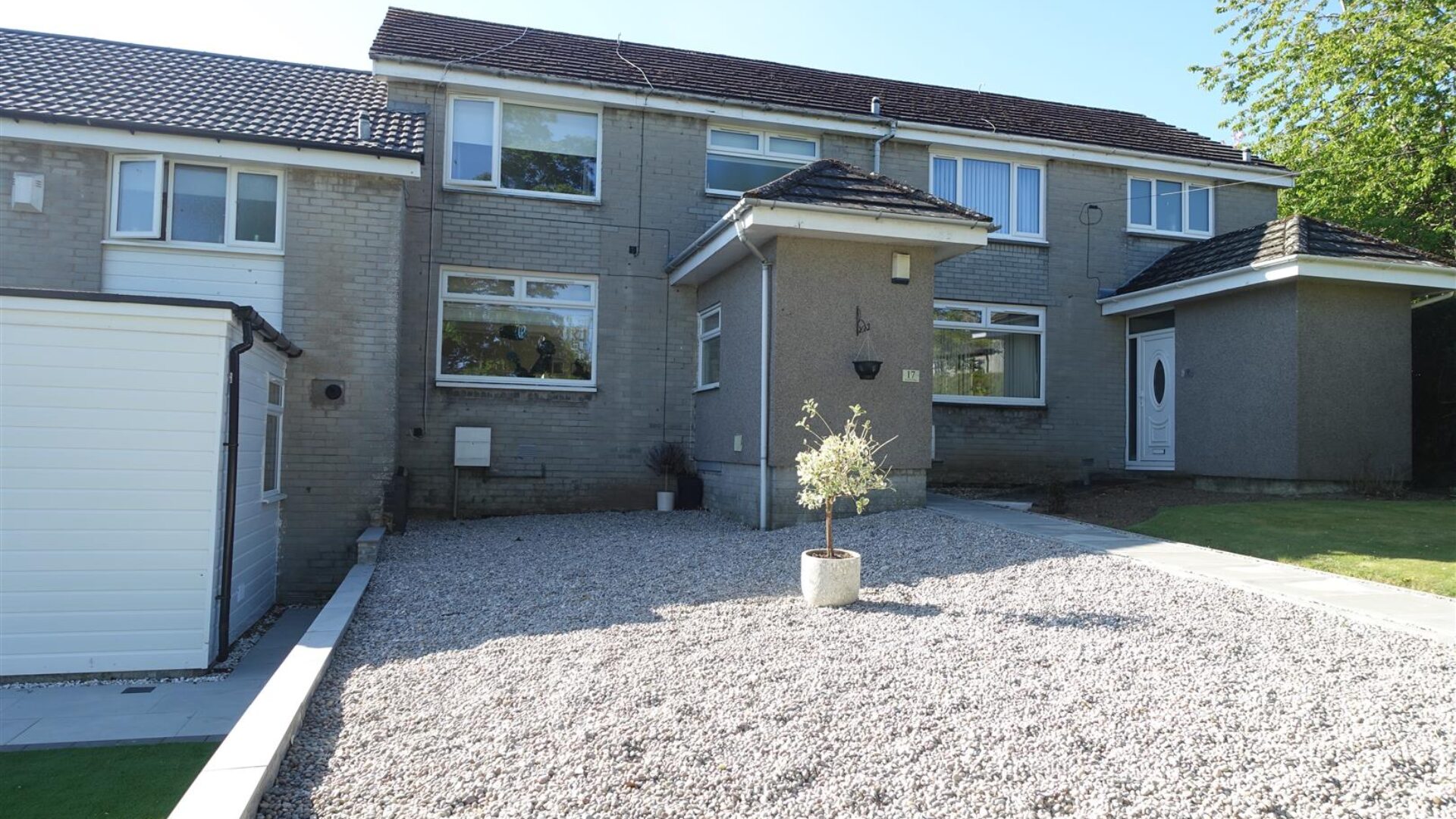 17 Renwick Place, Lanark. Ml11 7EB